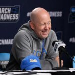 19. marca 2026; Philadelphia, PA, USA; Hlavný tréner UCLA Bruins Mick Cronin hovorí s médiami pred tréningom pred prvým kolom mužského turnaja NCAA 2026 v Xfinity Mobile Arene. Povinný kredit: Bill Streicher-Imagn Images