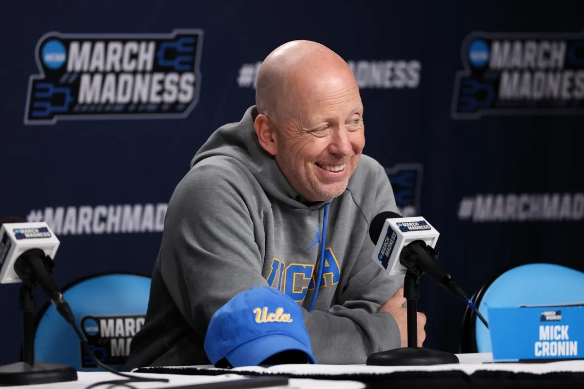 19. marca 2026; Philadelphia, PA, USA; Hlavný tréner UCLA Bruins Mick Cronin hovorí s médiami pred tréningom pred prvým kolom mužského turnaja NCAA 2026 v Xfinity Mobile Arene. Povinný kredit: Bill Streicher-Imagn Images