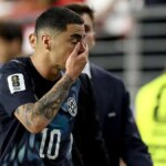 Miguel Almiron reaguje po tom, čo dostal červenú kartu počas zápasu Svetového pohára FIFA v Santa Clare v Kalifornii.