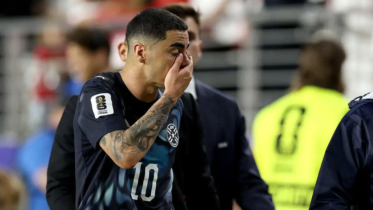 Miguel Almiron reaguje po tom, čo dostal červenú kartu počas zápasu Svetového pohára FIFA v Santa Clare v Kalifornii.