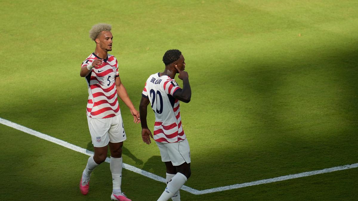 USA vs Bosna a Hercegovina LIVE skóre, MS 2026, osemfinále: USA 1:0 BIH v polčase; Balogun s otváračom