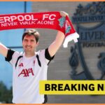 Andoni Iraola so šálom FC Liverpool