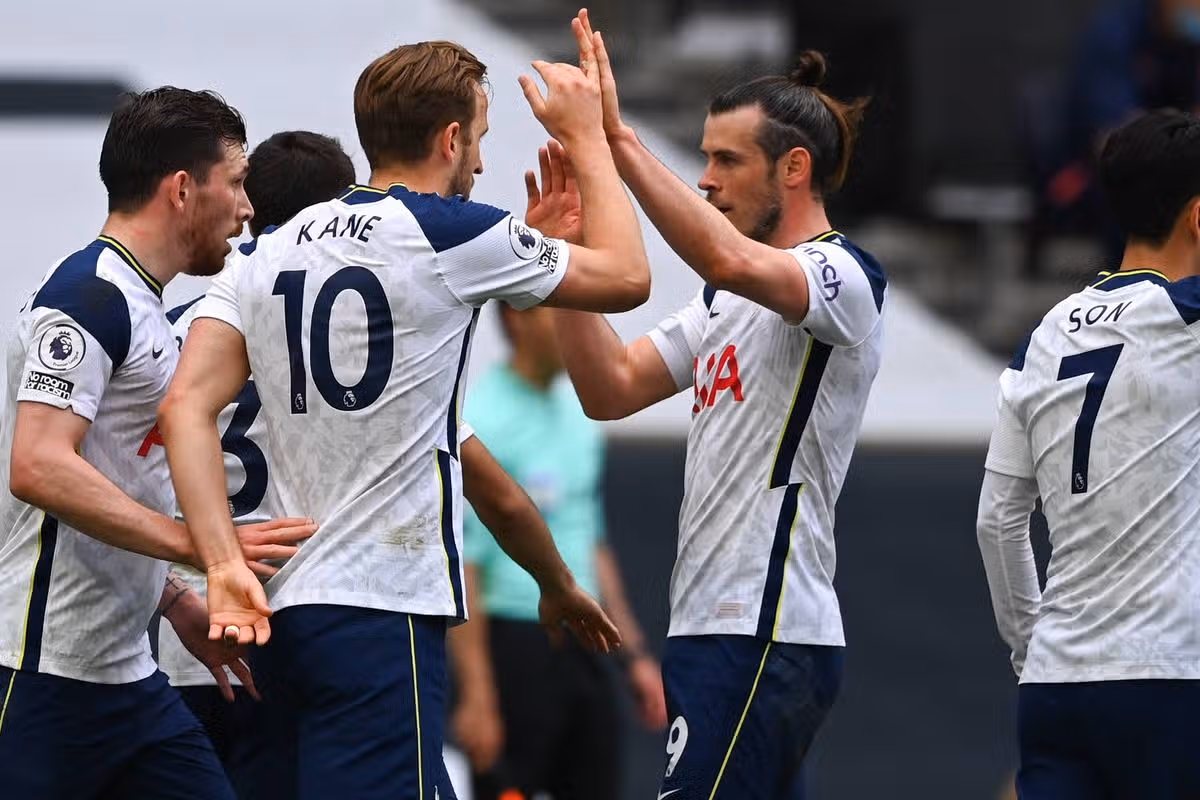 Gareth Bale oslavuje so spoluhráčmi z Tottenhamu Hotspur