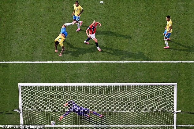 Erling Haaland je baranidlo jedného muža, ktorý ničil obranu kamkoľvek sa pohol – vrátane obrancu brazílskeho Arsenalu Gabriela (vľavo) v posledných 16-tich