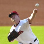 29. júna 2026; Cleveland, Ohio, USA; Začínajúci nadhadzovač Cleveland Guardians Parker Messick (77) predvedie nadhoz v prvej smene proti Texas Rangers na Progressive Field. Povinný kredit: David Richard-Imagn Images
