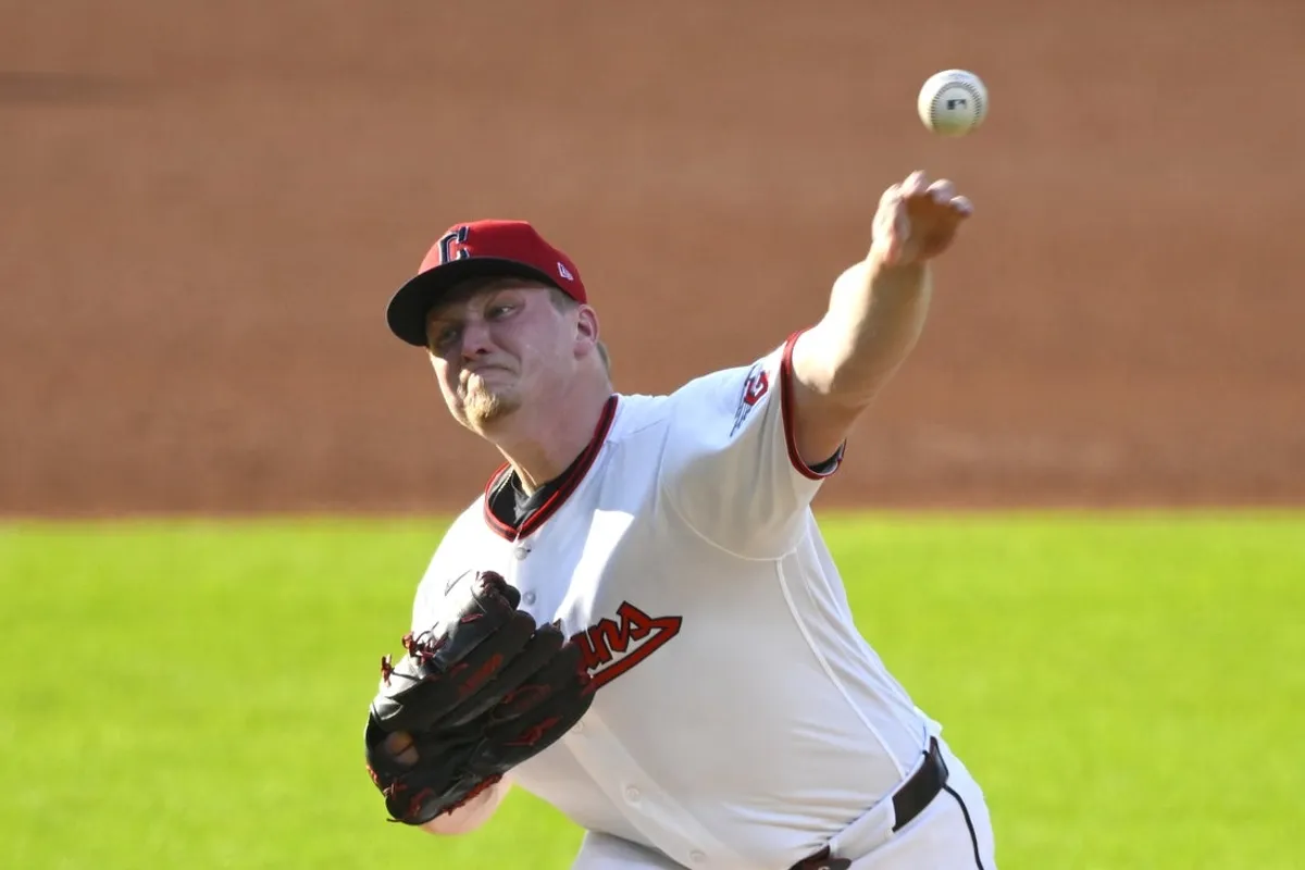 29. júna 2026; Cleveland, Ohio, USA; Začínajúci nadhadzovač Cleveland Guardians Parker Messick (77) predvedie nadhoz v prvej smene proti Texas Rangers na Progressive Field. Povinný kredit: David Richard-Imagn Images