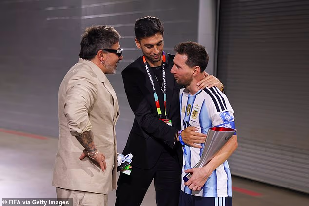 Agent Enza Fernandeza Javier Pastore (v strede) s bývalým argentínskym kolegom Ezequielom Lavezzim a Lionelom Messim