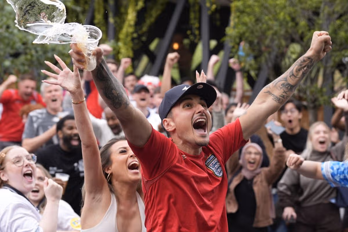 Očakáva sa, že milióny fanúšikov footie budú dlho hore, aby sledovali hru
