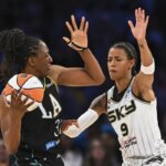 10. júla 2026; Los Angeles, Kalifornia, USA; Útočník Los Angeles Sparks Nneka Ogwumike (30) vyzerá, že počas druhého polčasu v Crypto.com Arena prihrá proti strážkyni Chicago Sky Natashe Cloud (9). Povinný kredit: Jonathan Hui-Imagn Images