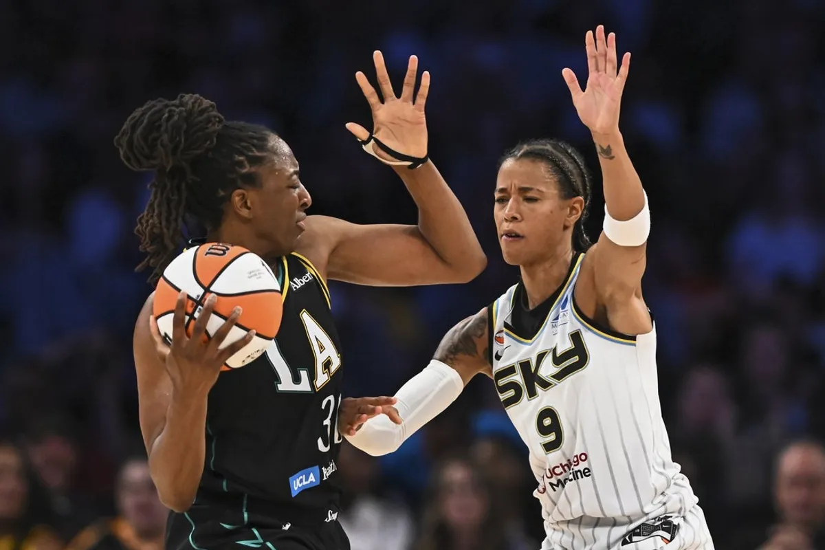 10. júla 2026; Los Angeles, Kalifornia, USA; Útočník Los Angeles Sparks Nneka Ogwumike (30) vyzerá, že počas druhého polčasu v Crypto.com Arena prihrá proti strážkyni Chicago Sky Natashe Cloud (9). Povinný kredit: Jonathan Hui-Imagn Images