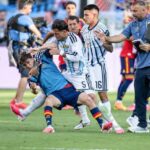 Leandro Paredes z Argentíny (5) sa po finálovom zápase majstrovstiev sveta vo futbale 2026 medzi Španielskom dostal proti Gavimu zo Španielska (9)