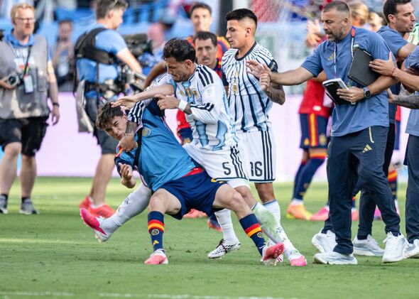 Leandro Paredes z Argentíny (5) sa po finálovom zápase majstrovstiev sveta vo futbale 2026 medzi Španielskom dostal proti Gavimu zo Španielska (9)
