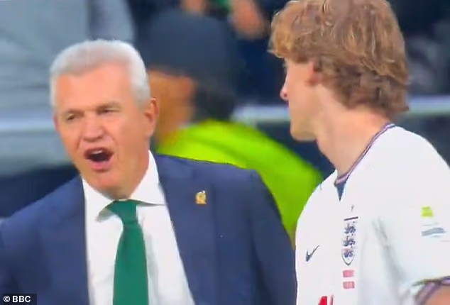 Mexický manažér Javier Aguirre zakričal „f*** you“ na anglickú hviezdu Anthonyho Gordona
