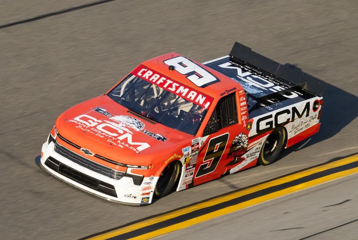 12. februára 2026; Daytona Beach, Florida, USA; Jazdec NASCAR Truck Series Grant Enfinger (9) počas tréningu na Fresh z Floridy 250 na Daytona International Speedway. Povinný kredit: Mark J. Rebilas-Imagn Images