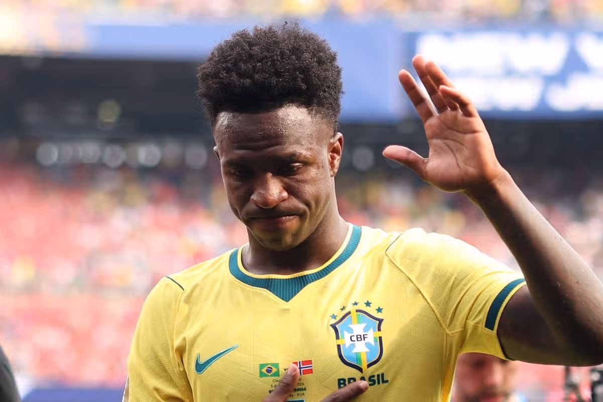 Vinicius Junior č. 7 z Brazílie tlieska fanúšikom po porážke tímu 1:2 v zápase osemfinále FIFA World Cup 2026 medzi Brazíliou a Nórskom na štadióne New York New Jersey