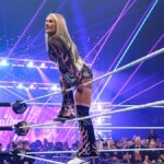 Tiffany Stratton vstupuje do ringu počas WWE SmackDown v Boardwalk Hall Arena v Atlantic City.