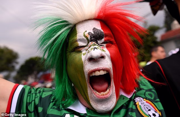 Jeden z mnohých fanúšikov sa objaví v Azteca pri víťazstve posledných 32 nad Ekvádorom