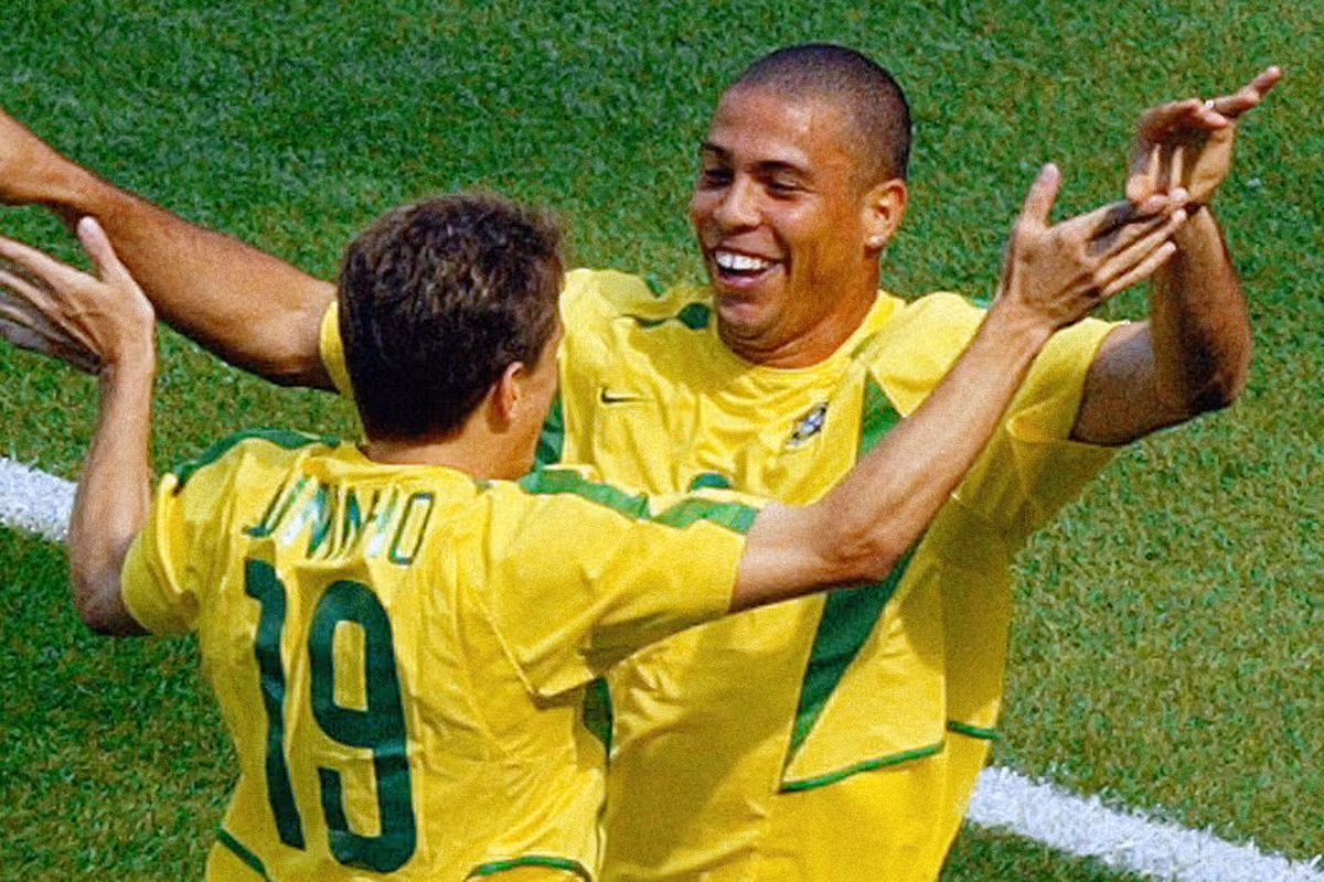 Brazílsky útočník Ronaldo (R) oslavuje po strelení druhého gólu svojho tímu so spoluhráčom stredopoliarom Juninhom počas zápasu skupiny C proti Kostarike na Majstrovstvách sveta vo futbale 2002 Kórea/Japonsko v Suwone, 13. júna 2002. Brazília vedie 2:0.