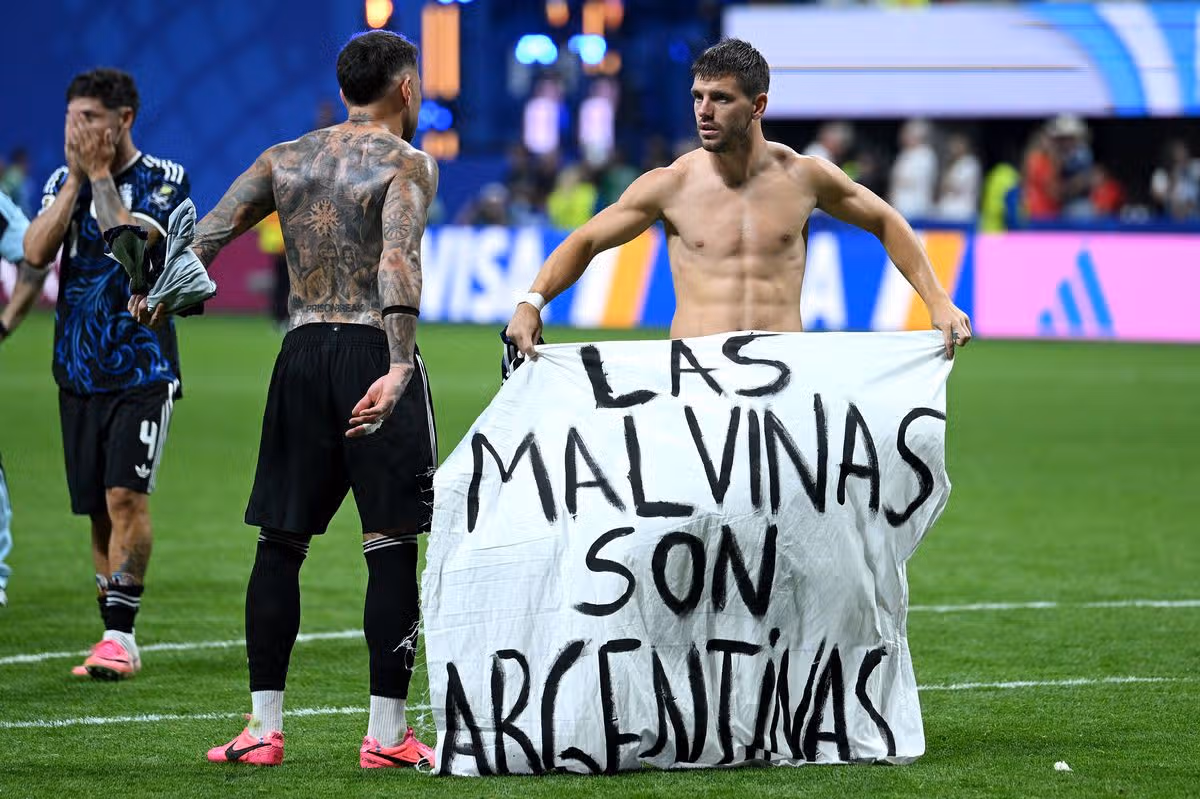 Hráč Argentíny drží transparent