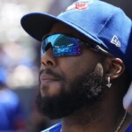 28. júna 2026; Toronto, Ontario, CAN; Prvý základný hráč Toronta Blue Jays Vladimir Guerrero Jr. (27) sa pred začiatkom zápasu proti Texas Rangers v Rogers Centre pozerá na ihrisko. Povinný kredit: John E. Sokolowski-Imagn Images