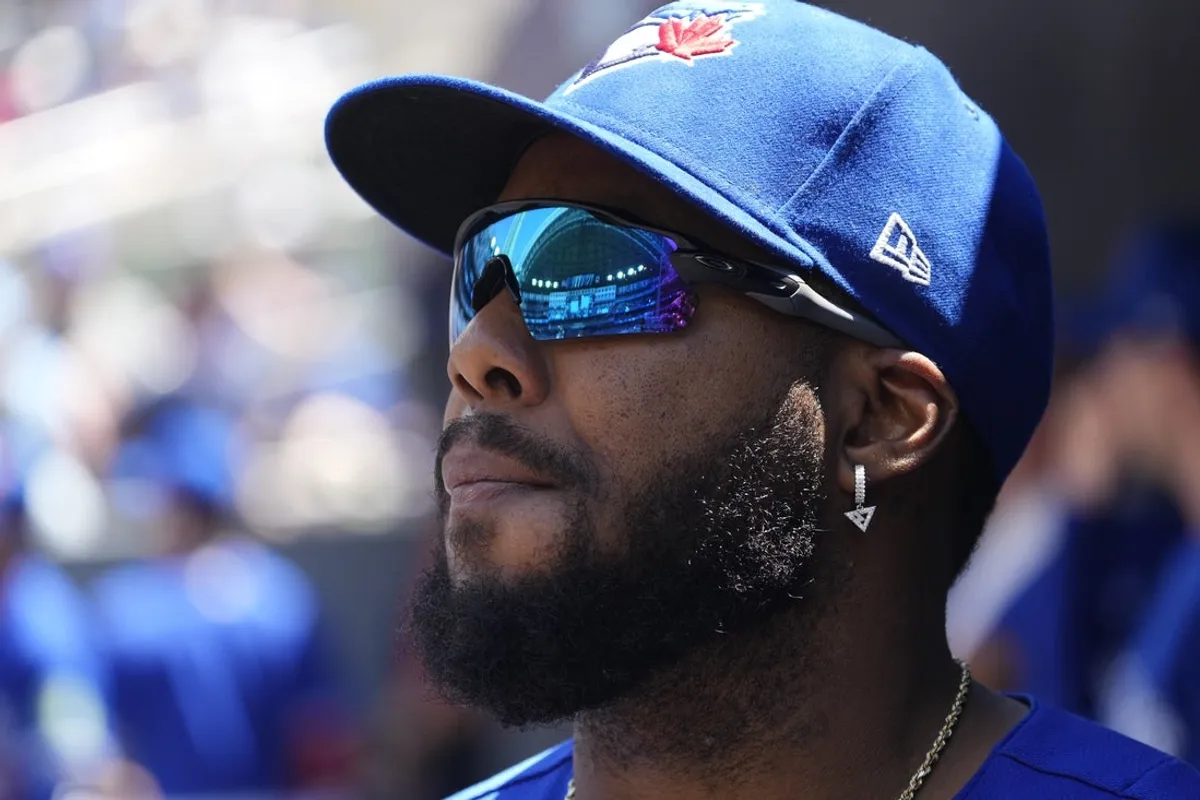 28. júna 2026; Toronto, Ontario, CAN; Prvý základný hráč Toronta Blue Jays Vladimir Guerrero Jr. (27) sa pred začiatkom zápasu proti Texas Rangers v Rogers Centre pozerá na ihrisko. Povinný kredit: John E. Sokolowski-Imagn Images