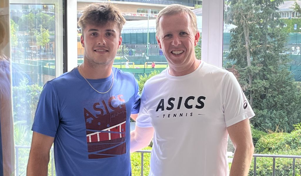 Arthur Fery s reportérom Tennis365 Kevinom Palmerom v ASICS House vo Wimbledone