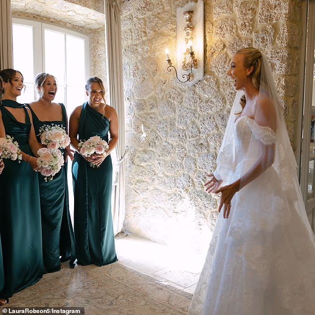 Laura Robson zdieľala fotografie zo svadby Katie Boulter a Alexa De Minaura