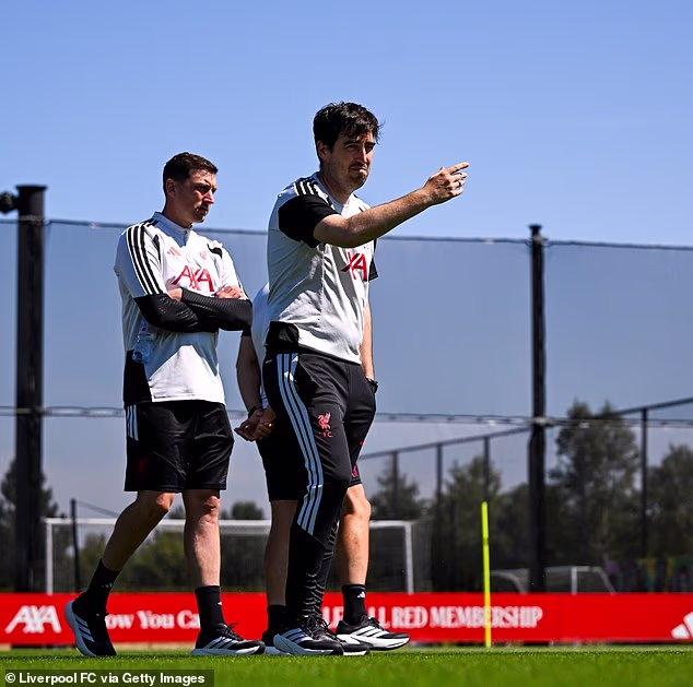 Andoni Iraola vládne svojim novým zverencom z Liverpoolu, ktorí sa vydávajú na predsezónne turné po USA.