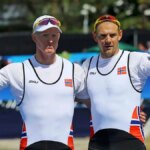 Kjetil Borch a Olaf Tufte oslavujú po finále dvojskifu mužov.