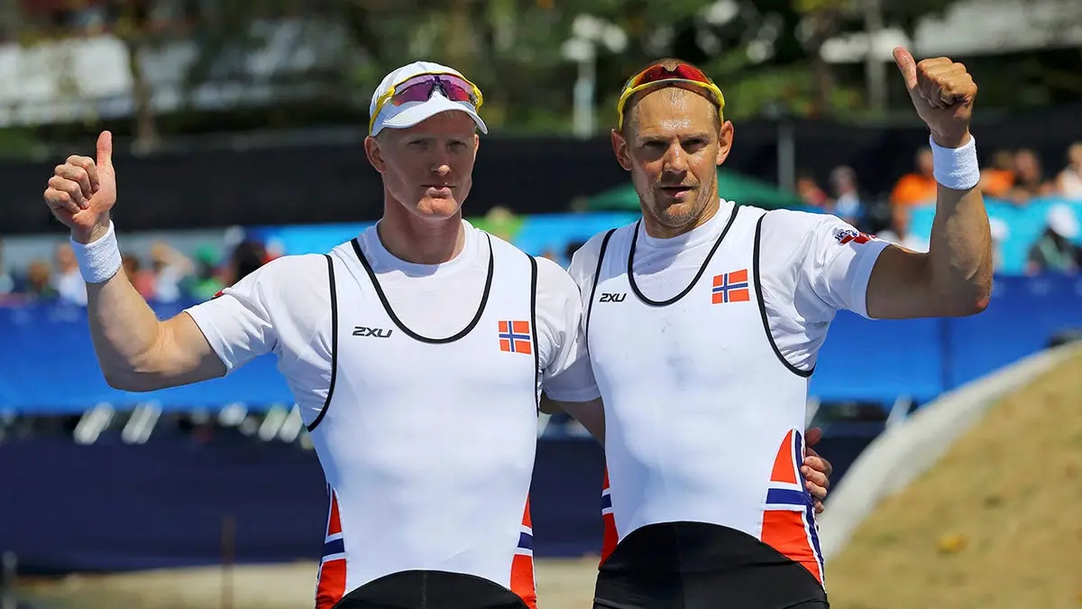 Kjetil Borch a Olaf Tufte oslavujú po finále dvojskifu mužov.