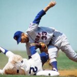 1966; Los Angeles, CA, USA: SÚBOROVÁ FOTOGRAFIA; Krátka zastávka Los Angeles Dodgers Nate Oliver (29) drží loptu po tom, čo sa druhý hráč New York Mets Ron Hunt (33) dostal na druhú základňu na štadióne Dodger. Povinný kredit: Darryl Norenberg-Imagn Images