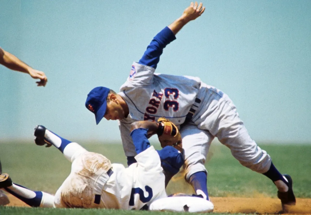 1966; Los Angeles, CA, USA: SÚBOROVÁ FOTOGRAFIA; Krátka zastávka Los Angeles Dodgers Nate Oliver (29) drží loptu po tom, čo sa druhý hráč New York Mets Ron Hunt (33) dostal na druhú základňu na štadióne Dodger. Povinný kredit: Darryl Norenberg-Imagn Images