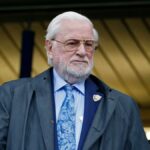 Vo veku 94 rokov zomrel bývalý majiteľ Chelsea Ken Bates, ktorý klub kúpil za jednu libru