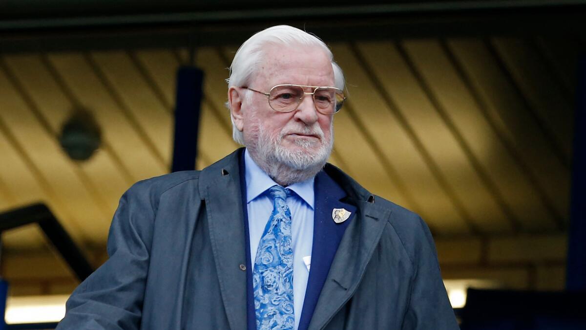 Vo veku 94 rokov zomrel bývalý majiteľ Chelsea Ken Bates, ktorý klub kúpil za jednu libru