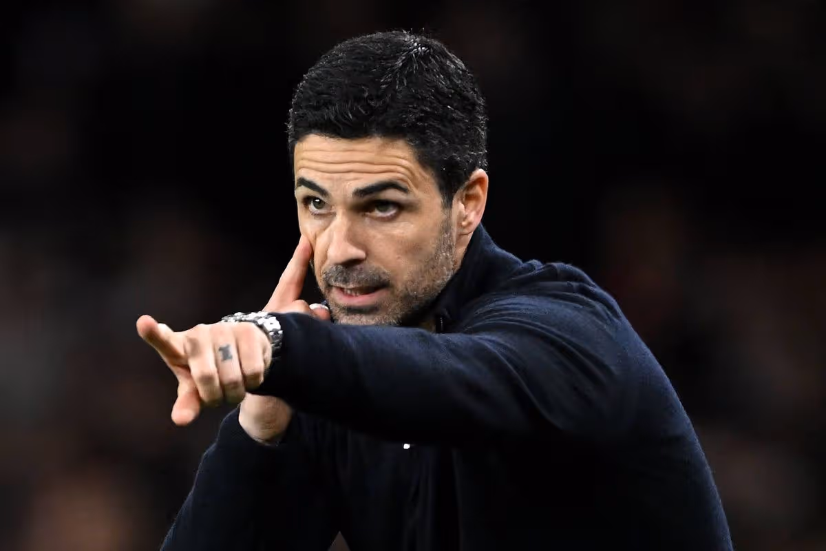 Mikel Arteta, manažér Arsenalu, gestikuluje počas štvrťfinálového zápasu 2025/26 Ligy majstrov UEFA 2025/26 medzi Arsenal FC a Sporting Clube de Portugal na Arsenal Stadium 15. apríla 2026 v Londýne v Anglicku.
