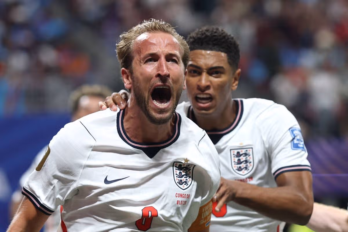 ATLANTA, Gruzínsko - 1. júla: Harry Kane #9 z Anglicka oslavuje so spoluhráčom Jude Bellinghamom #10 po tom, čo strelil prvý gól svojho tímu počas zápasu 32. kola Svetového pohára FIFA 2026 medzi Anglickom a Kongom DR na štadióne Atlanta 1. júla 2026 v Atlante v štáte Georgia. (Foto Richard Pelham/Getty Images)