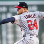 Cade Cavalli, nadhadzovač Washington Nationals, hádže v prvej smene vo Fenway Parku.