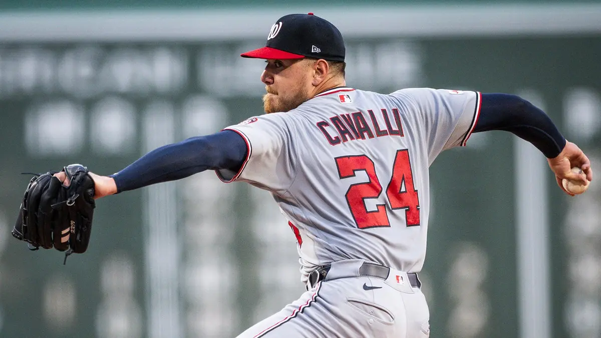 Cade Cavalli, nadhadzovač Washington Nationals, hádže v prvej smene vo Fenway Parku.