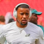 Beh Philadelphia Eagles Saquon Barkley (26) sa rozcvičuje proti Kansas City Chiefs pred zápasom na GEHA Field na Arrowhead Stadium 14. septembra 2025.