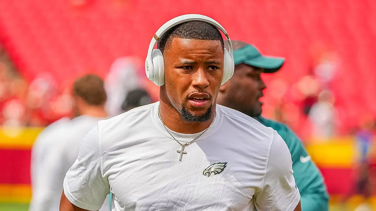 Beh Philadelphia Eagles Saquon Barkley (26) sa rozcvičuje proti Kansas City Chiefs pred zápasom na GEHA Field na Arrowhead Stadium 14. septembra 2025.