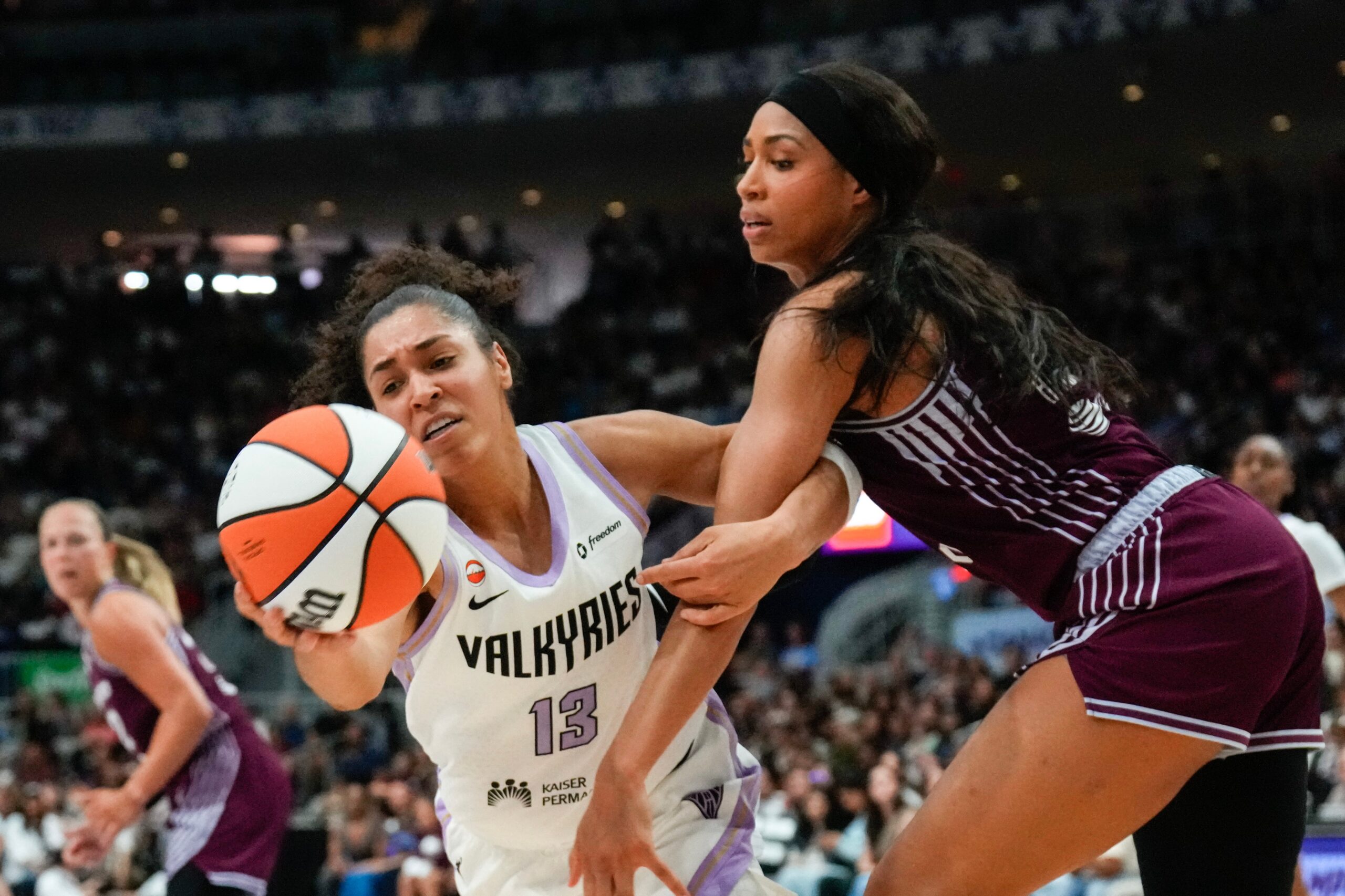 Útočníčka Golden State Valkyries Janelle Salaun (13) chytila ​​uvoľnenú loptu pred útočníčkou Toronta Tempo Isabelle Harrisonovou počas druhého polčasu zápasu basketbalovej WNBA v Toronte v stredu 8. júla 2026. (