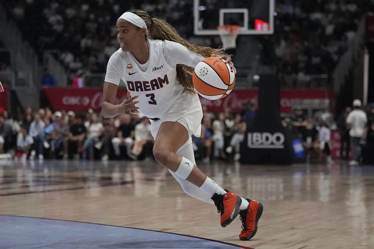 17. júla 2026; Toronto, Ontario, CAN; Strážca Atlanta Dream Jordin Canada (3) jazdí na kôš proti Torontu Tempo počas prvého polčasu v Coca-Cola Coliseum. Povinný kredit: John E. Sokolowski-Imagn Images