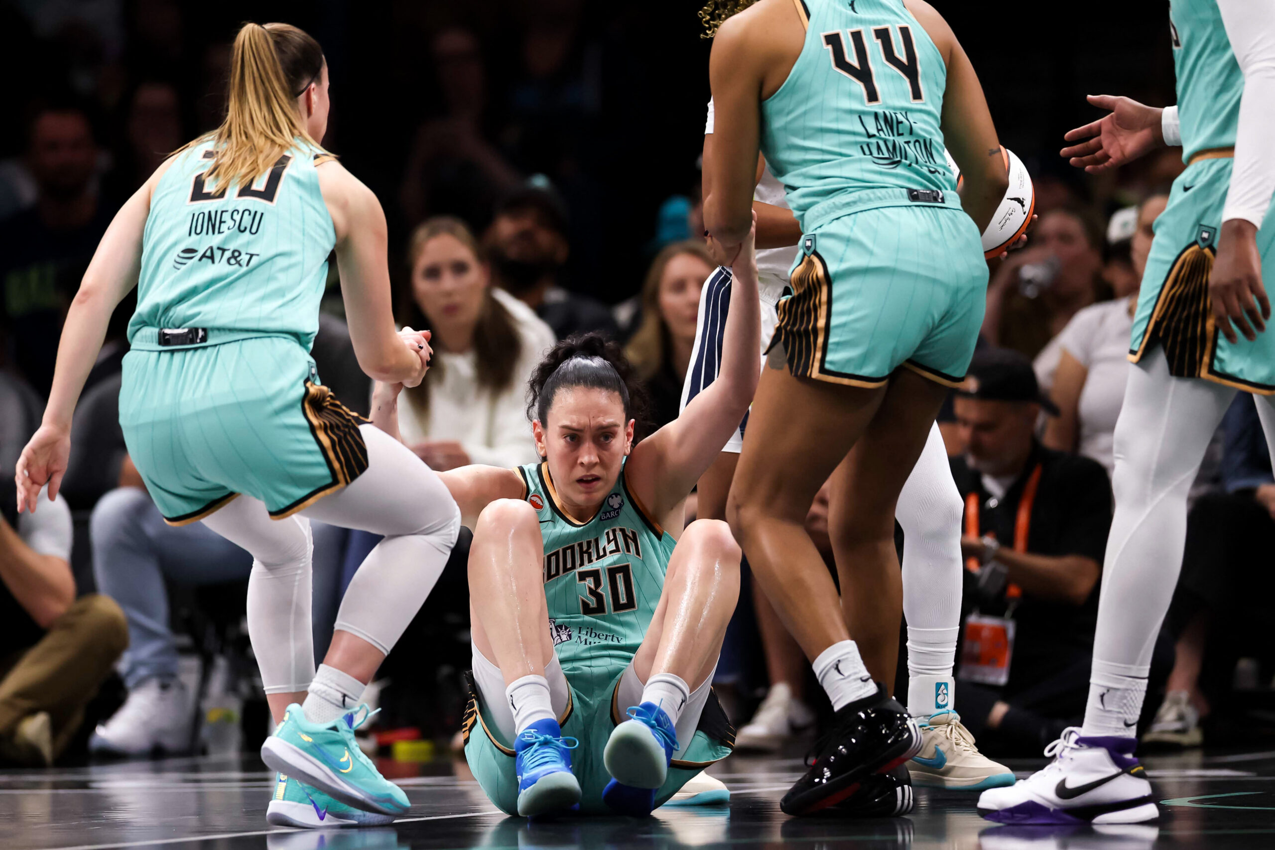 New York Liberty WNBA dáva gól Breanne Stewartovej