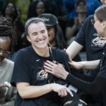 Sabrina Ionescu #20 z New York Liberty oslavuje víťazstvo nad Las Vegas Aces v pohári komisárov WNBA