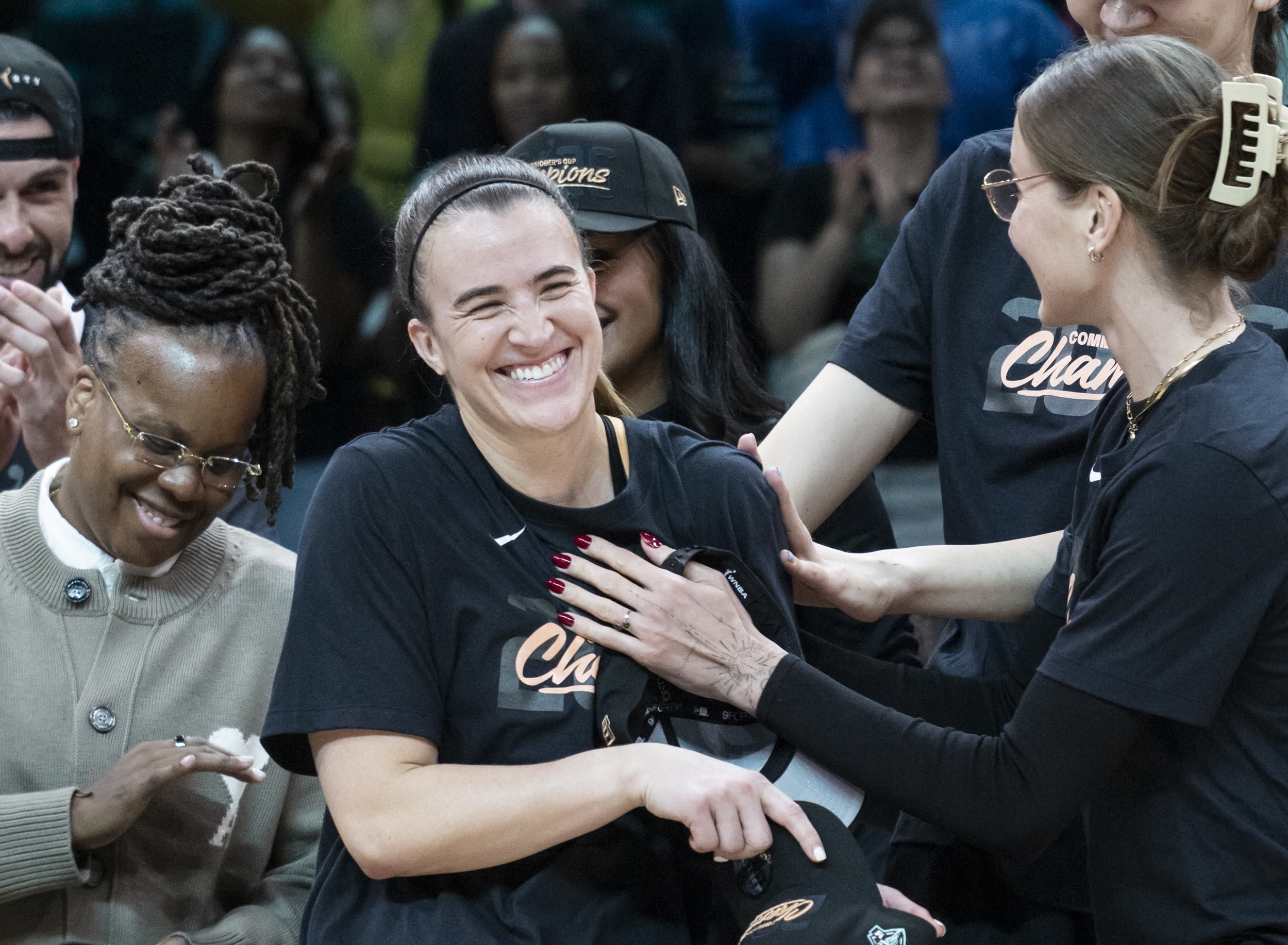 Sabrina Ionescu #20 z New York Liberty oslavuje víťazstvo nad Las Vegas Aces v pohári komisárov WNBA