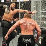 Roman Reigns udrie Brocka Lesnara vo wrestlingovom ringu v Petco Parku.