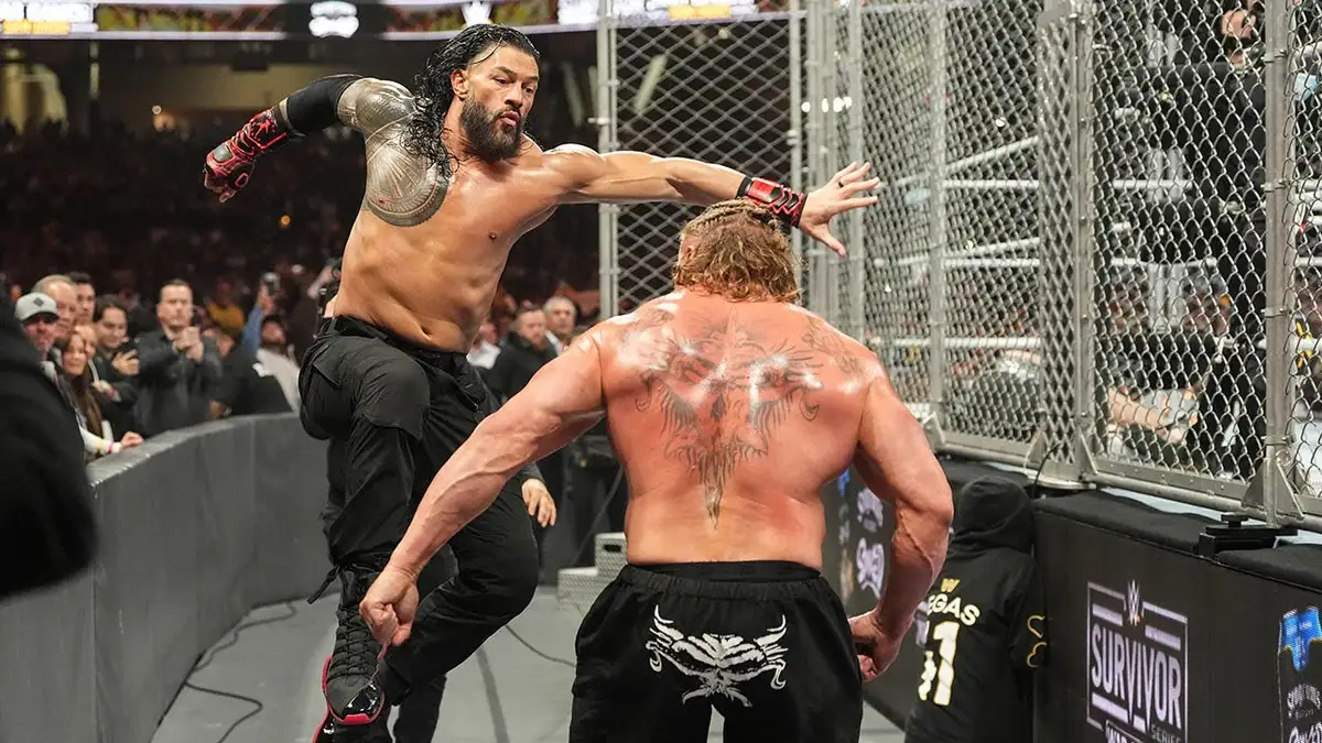 Roman Reigns udrie Brocka Lesnara vo wrestlingovom ringu v Petco Parku.