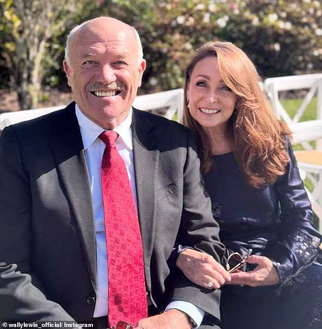 Wally Lewis a jeho manželka Lynda sú minulý víkend na svadbe jeho netere Amber