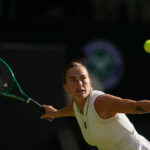 Bieloruska Aryna Sabalenková vracia loptu Jelene Ostapenkovej z Lotyšska v zápase tretieho kola dvojhry žien na tenisových majstrovstvách Wimbledonu v Londýne v piatok 3. júla 2026.