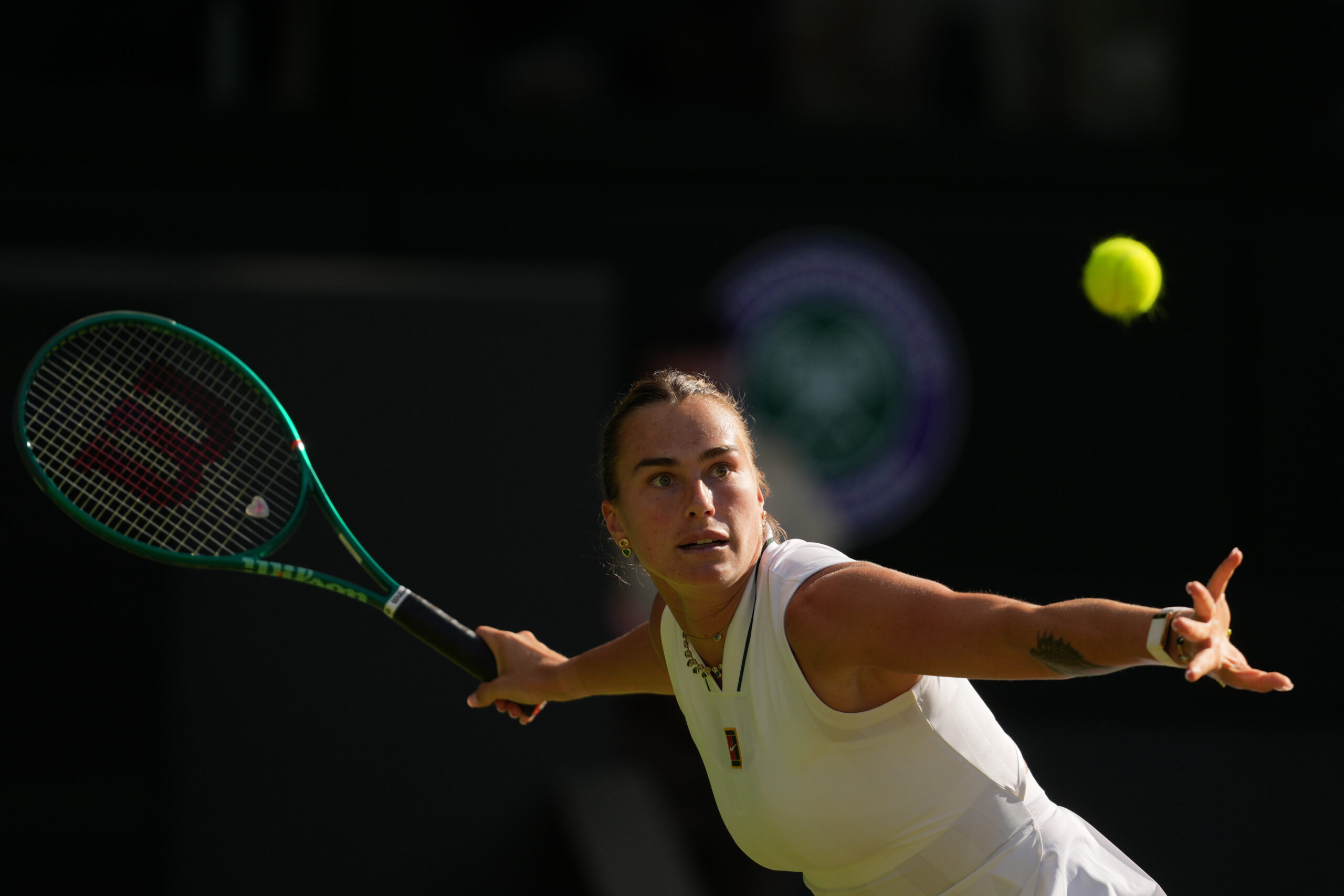 Bieloruska Aryna Sabalenková vracia loptu Jelene Ostapenkovej z Lotyšska v zápase tretieho kola dvojhry žien na tenisových majstrovstvách Wimbledonu v Londýne v piatok 3. júla 2026.